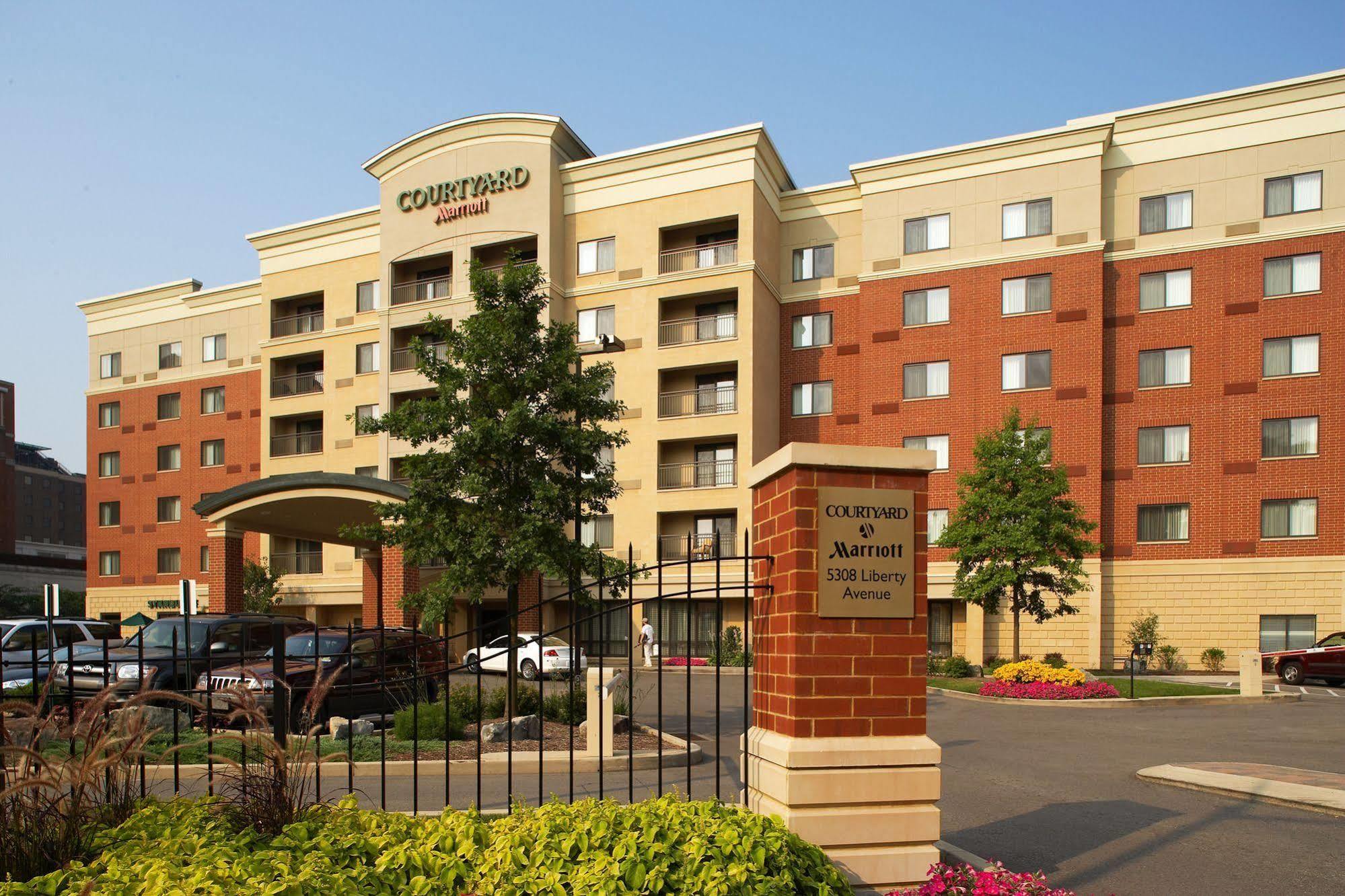 Hotel Courtyard Shadyside