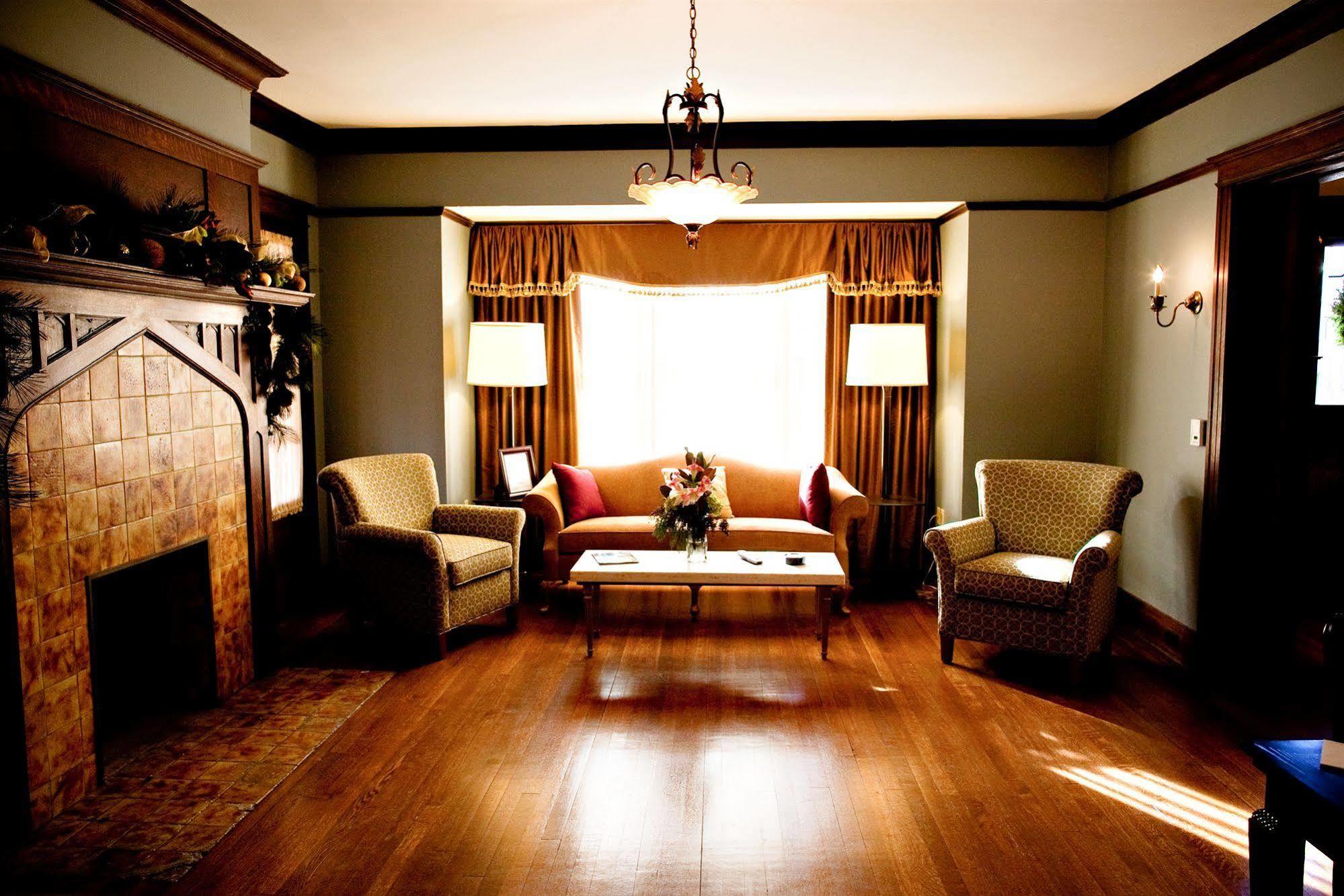 Mansions On Fifth Hotel 4*
