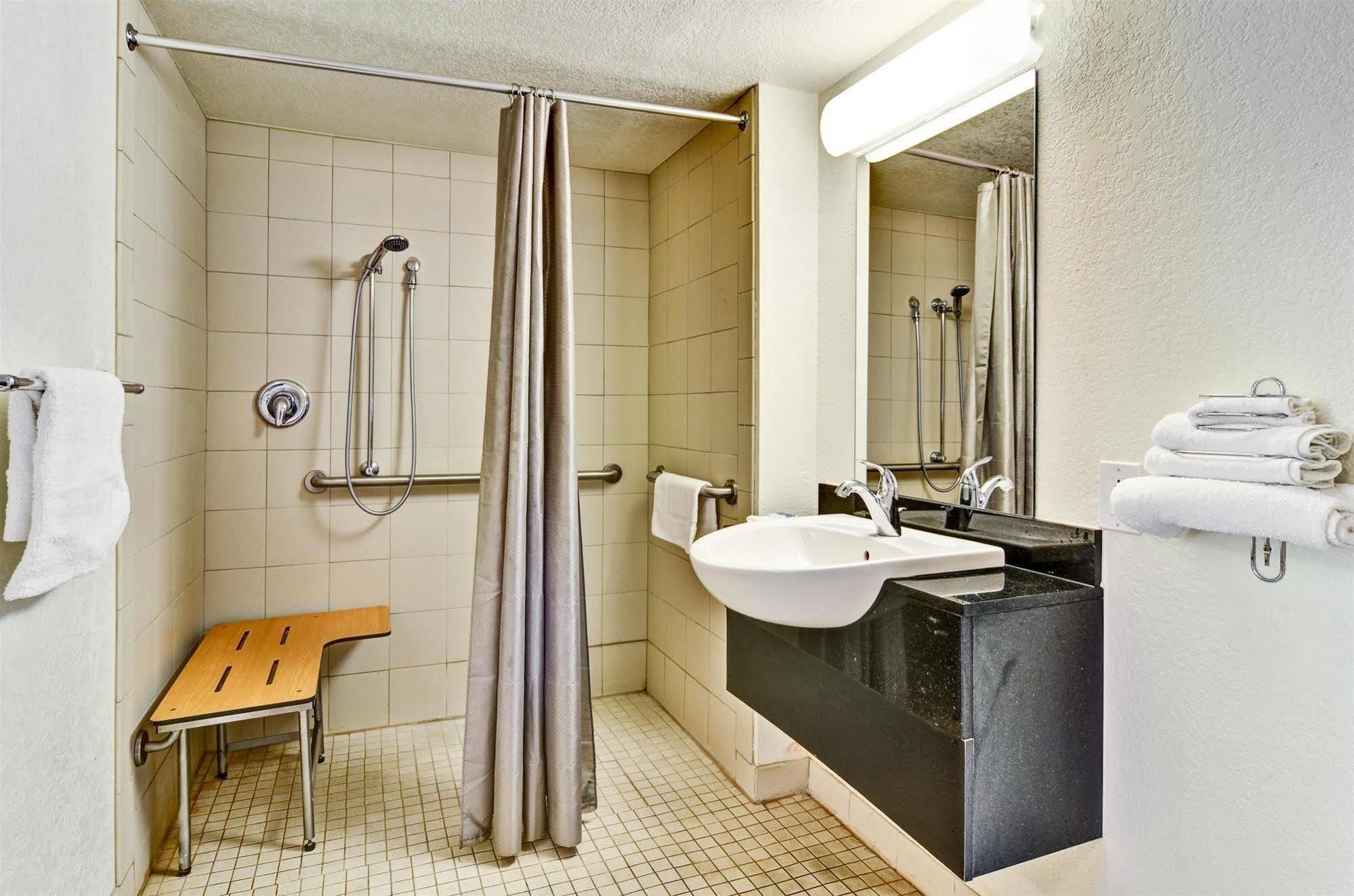 6-pittsburgh, Pa - Crafton Hotel 2*