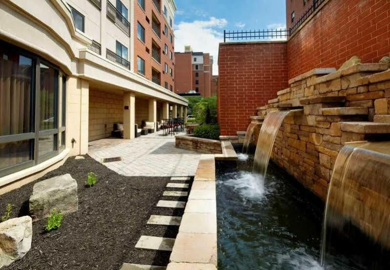 Courtyard Shadyside Hotel 3*