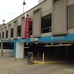 Hostwise Stays - Free Parking Downtown - Skyline Views