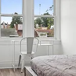 Oakland/University @H Bright And Stylish Private Bedroom With Shared Bathroom