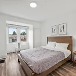 Oakland/University @H Bright And Stylish Private Bedroom With Shared Bathroom