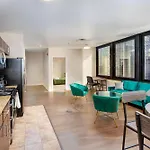 Luxe City Views Prime Location 24-7 Parking Gym Lounge