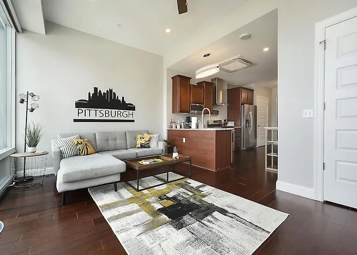 Hostwise Stays - Free Parking Downtown - Skyline Views
