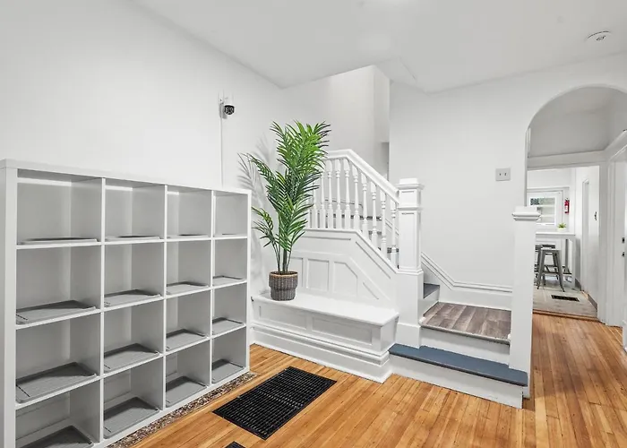 Oakland/University @H Bright And Stylish Private Bedroom With Shared Bathroom