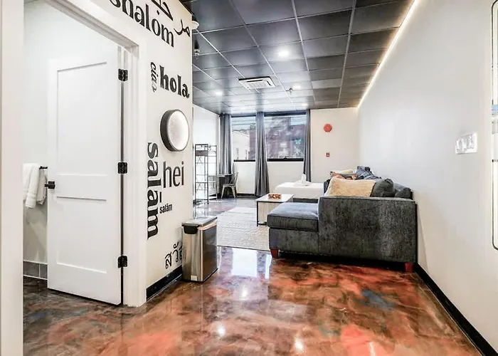 New Loft 3 Min To Childrens Hospital Sleeps 4