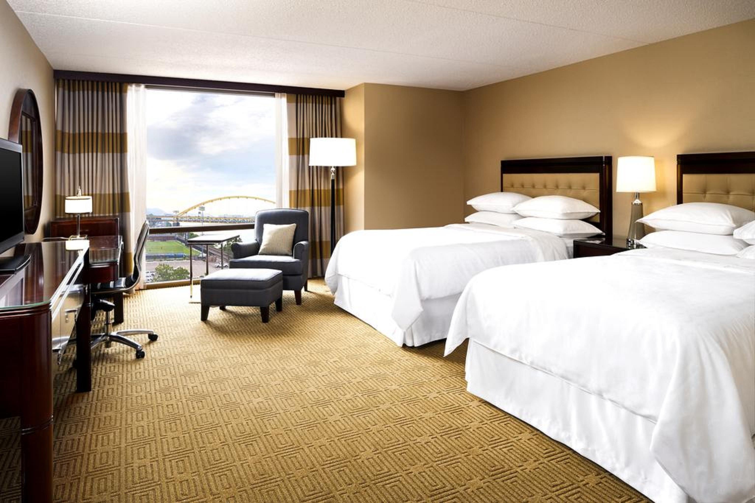 Sheraton At Station Square Hotel 3*