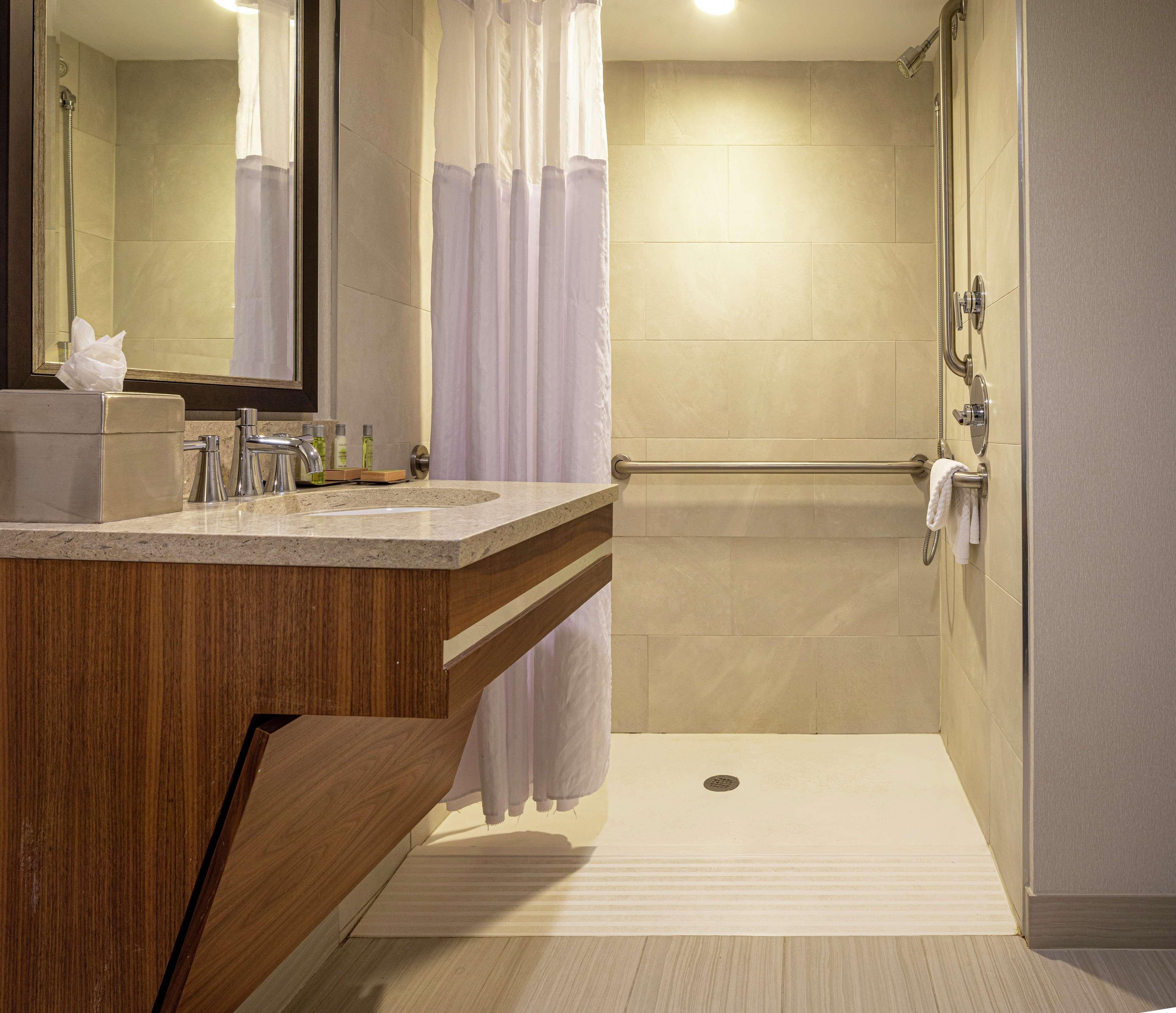Hotel Doubletree By Hilton Pittsburgh-green Tree 4*