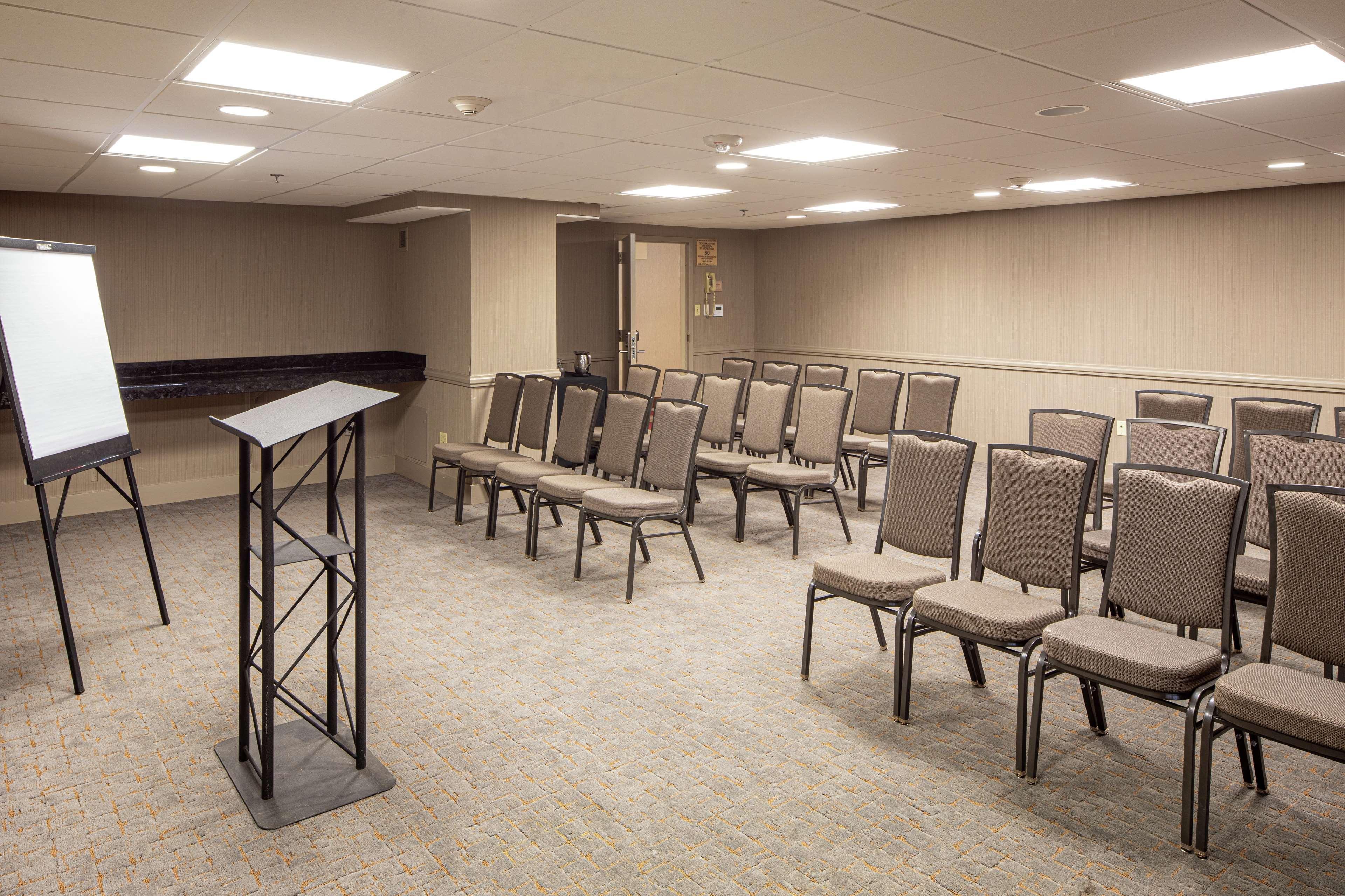Hotel Doubletree By Hilton Pittsburgh-green Tree