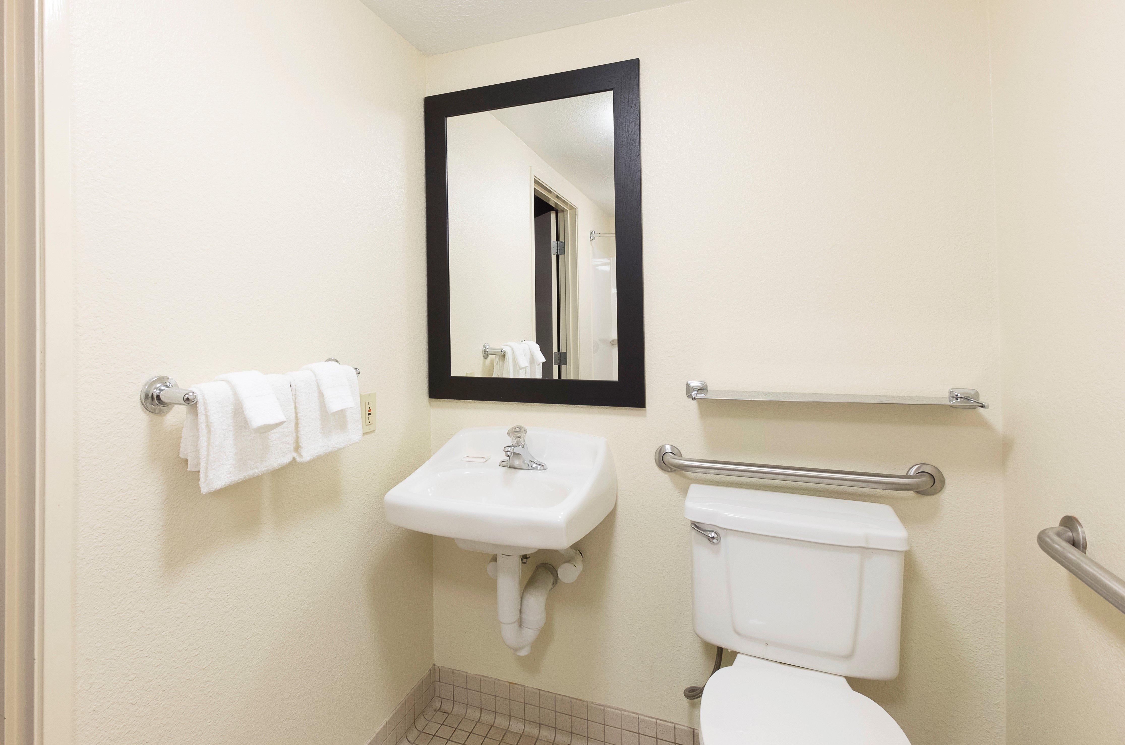 Hotel Red Roof Plus+ South - Airport 3*