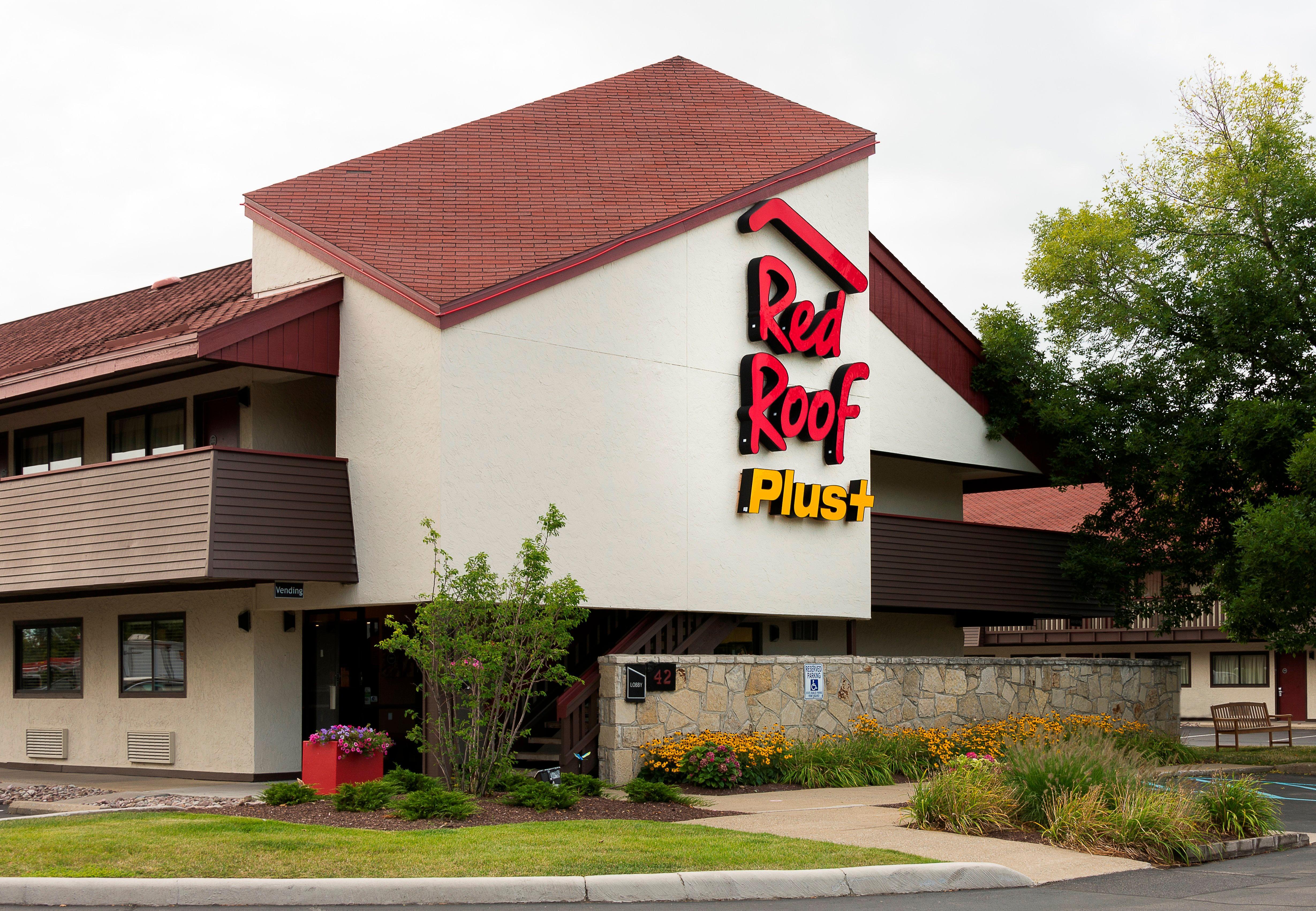 Red Roof Plus+ South - Airport 3*