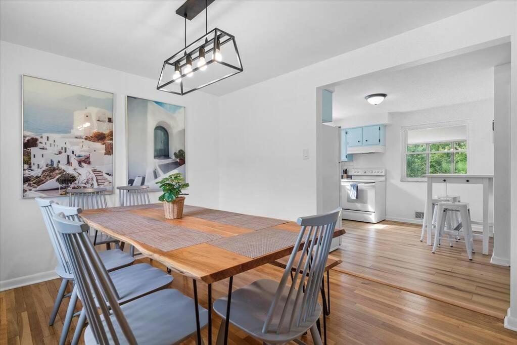 Stylish And Bright 4 Bedroom Home, Amazing Yard With Firepit, Game Ferienhaus Pittsburgh
