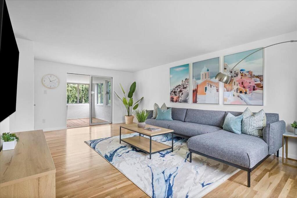 Ferienhaus Stylish And Bright 4 Bedroom Home, Amazing Yard With Firepit, Game *
