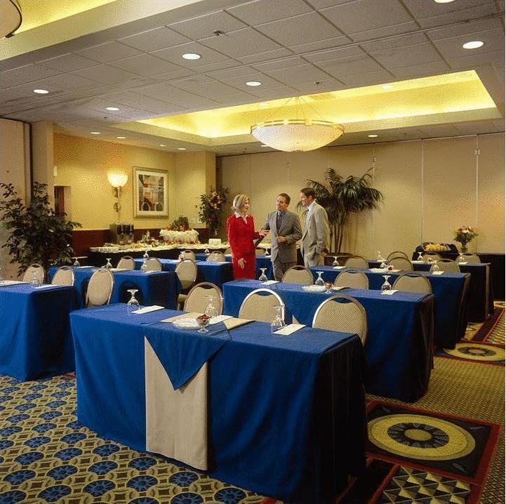 Holiday Inn Pittsburgh-International Airport 2*