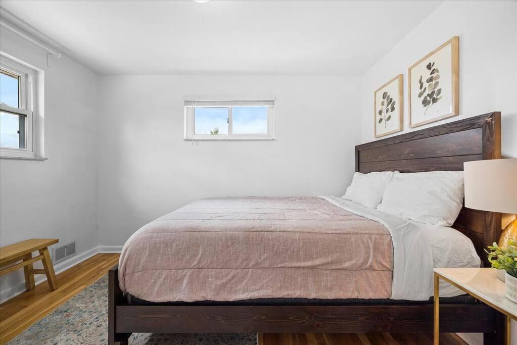 Stylish And Bright 4 Bedroom Home, Amazing Yard With Firepit, Game Ferienhaus
