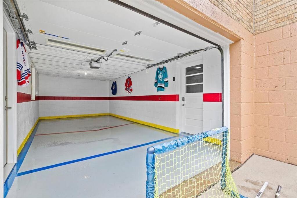 Ferienhaus Stylish And Bright 4 Bedroom Home, Amazing Yard With Firepit, Game Pittsburgh