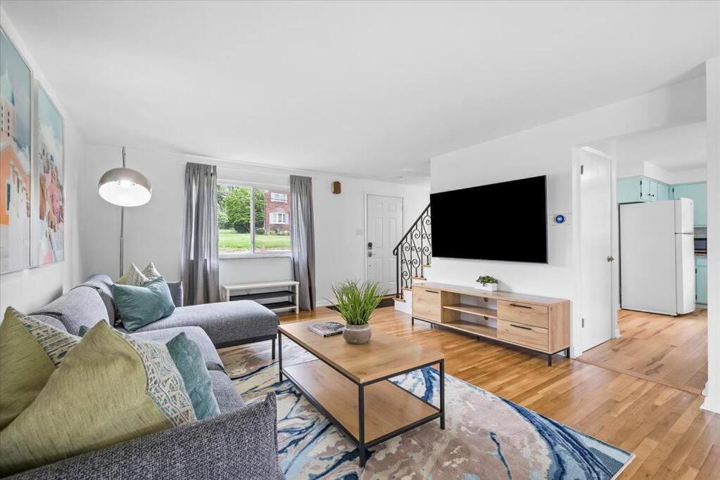 Ferienhaus Stylish And Bright 4 Bedroom Home, Amazing Yard With Firepit, Game *