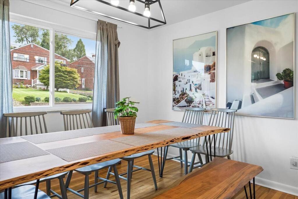 Stylish And Bright 4 Bedroom Home, Amazing Yard With Firepit, Game Ferienhaus *