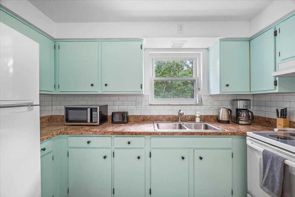 Ferienhaus Stylish And Bright 4 Bedroom Home, Amazing Yard With Firepit, Game *