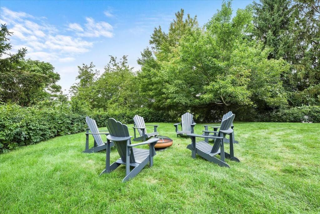 Stylish And Bright 4 Bedroom Home, Amazing Yard With Firepit, Game Ferienhaus *
