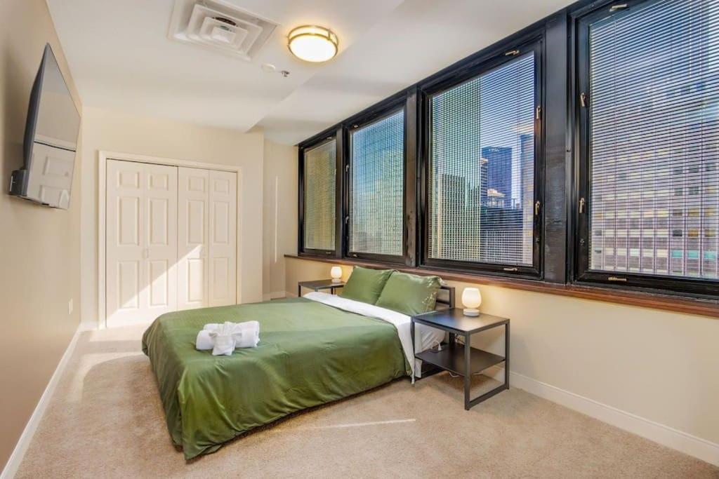 Apartment Luxe Views Prime Location 24-7 Parking Gym Lounge *