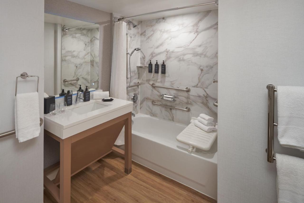 Sheraton At Station Square 3*