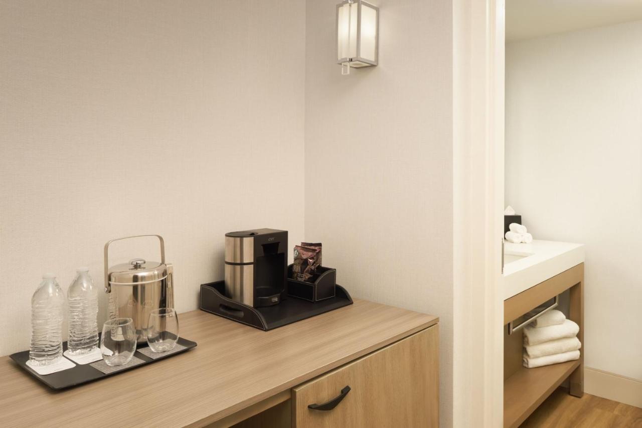 Hotel Sheraton At Station Square 3*
