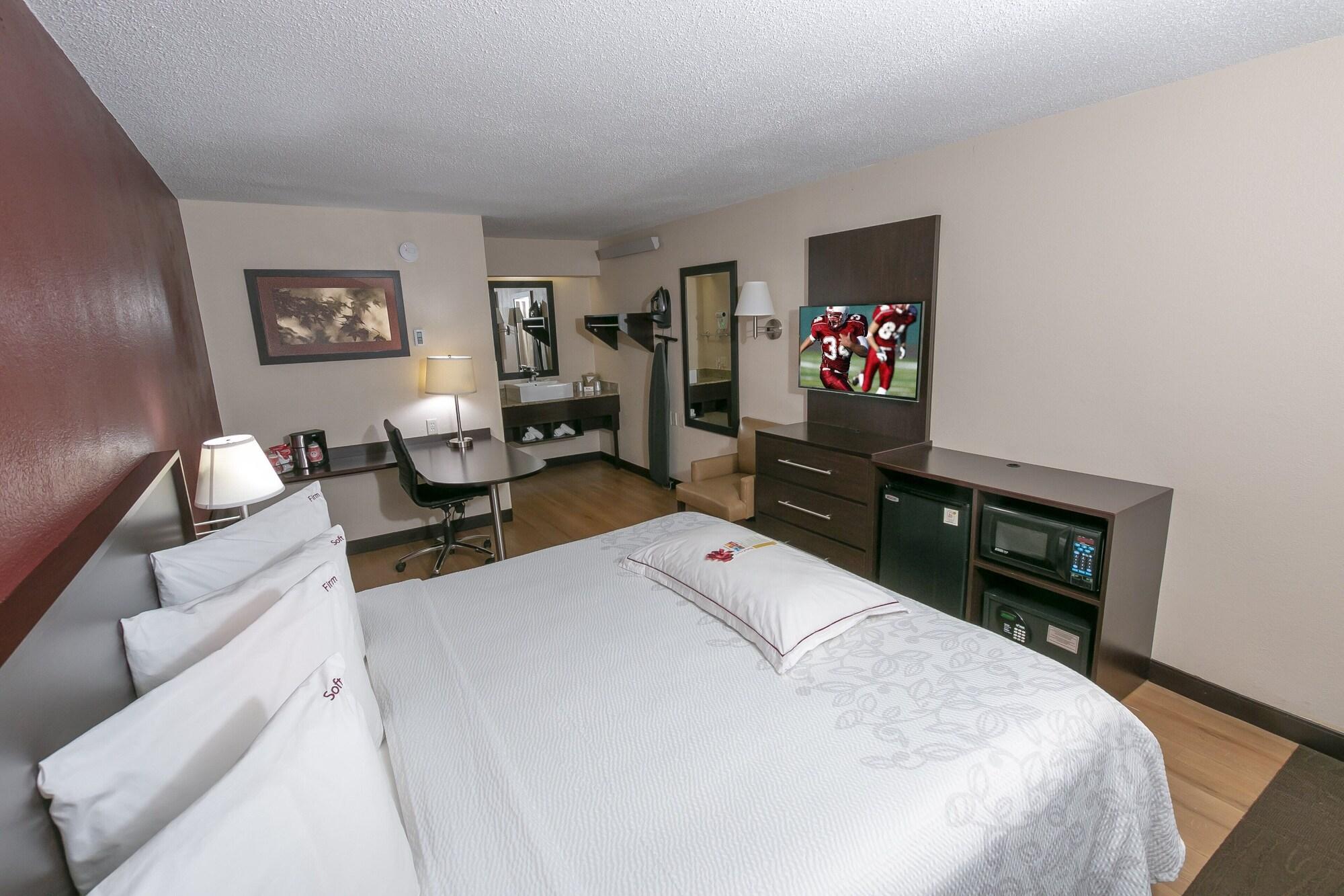 Red Roof Plus+ South - Airport Hotel 3*