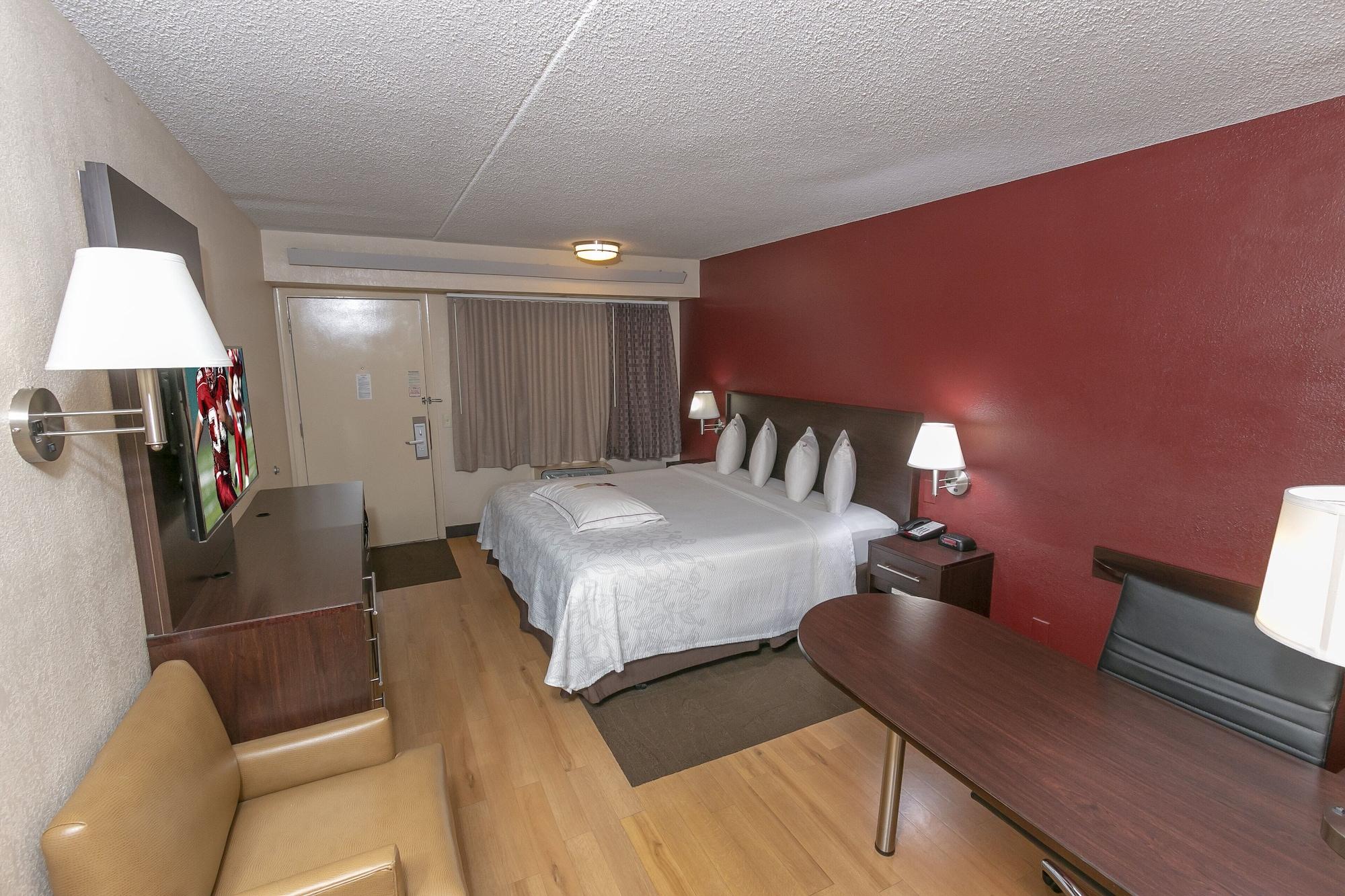 Hotel Red Roof Plus+ South - Airport 3*
