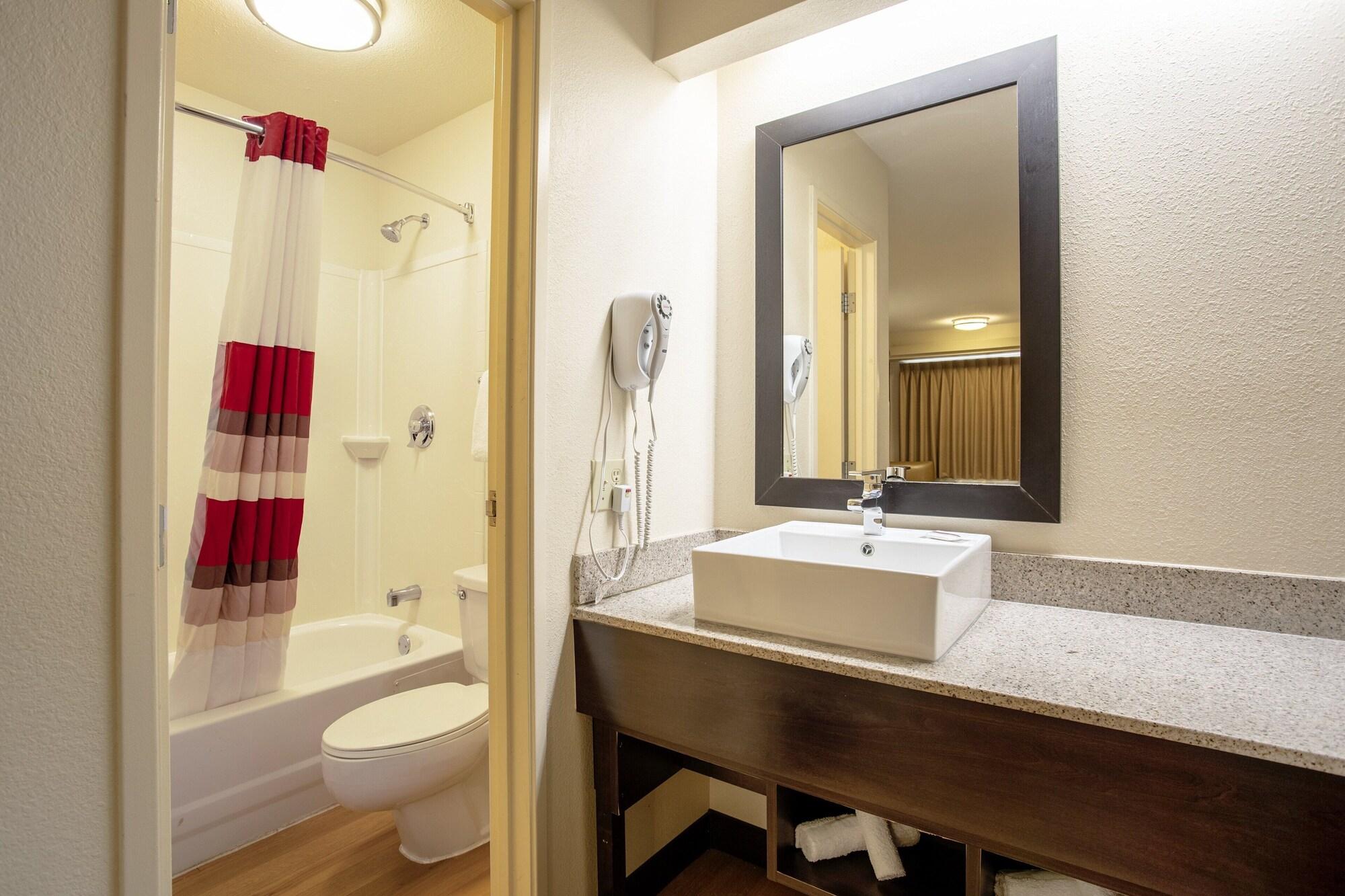 Red Roof Plus+ South - Airport Hotel 3*