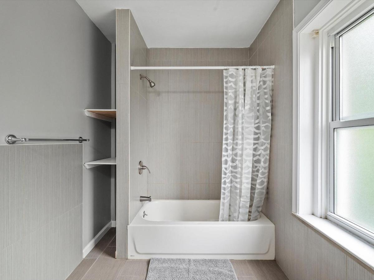 Oakland/university @h Bright And Stylish Private Bedroom With Shared Bathroom Homestay