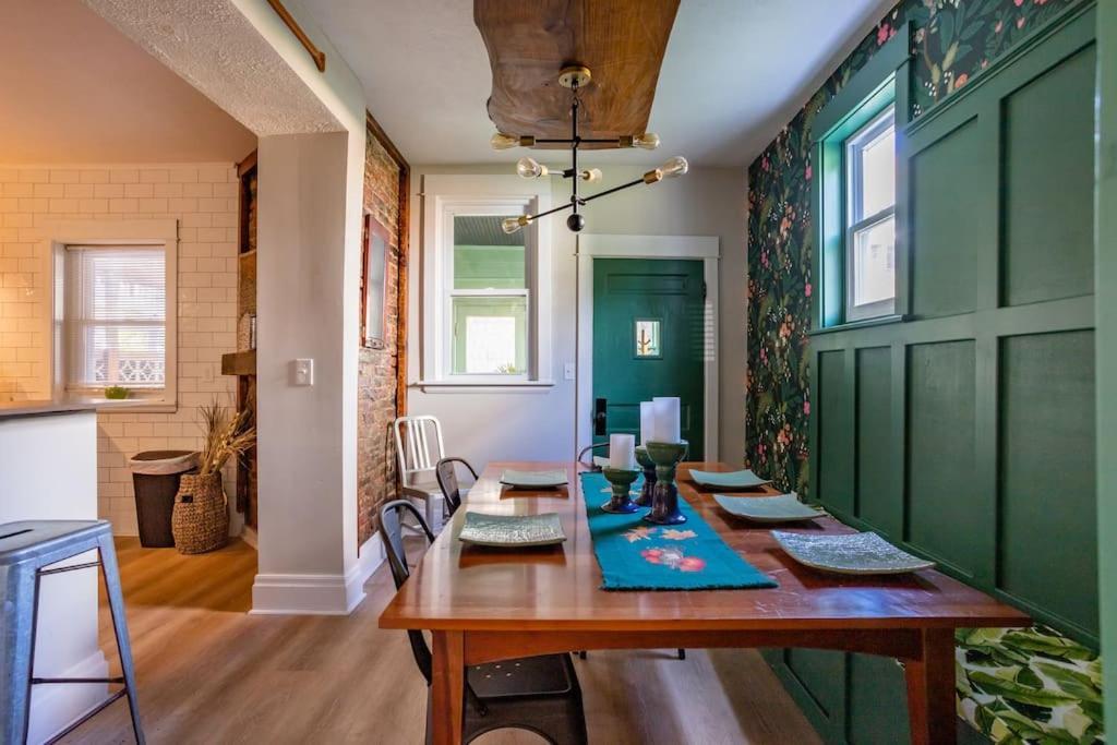 Sophisticated Elegance In Pghs Scenic Locale Casa de férias