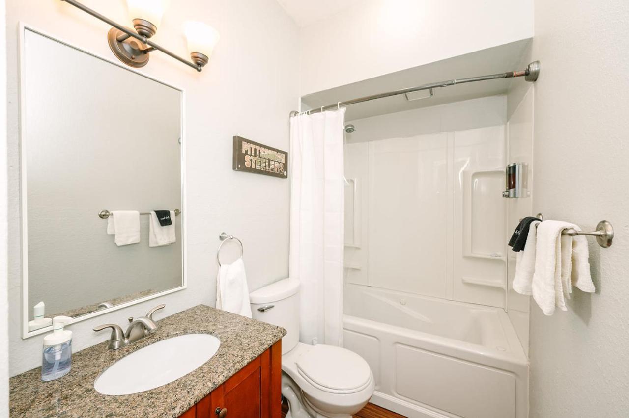 Pittsburgh's Sports Suite- Free Driveway Parking Apartment
