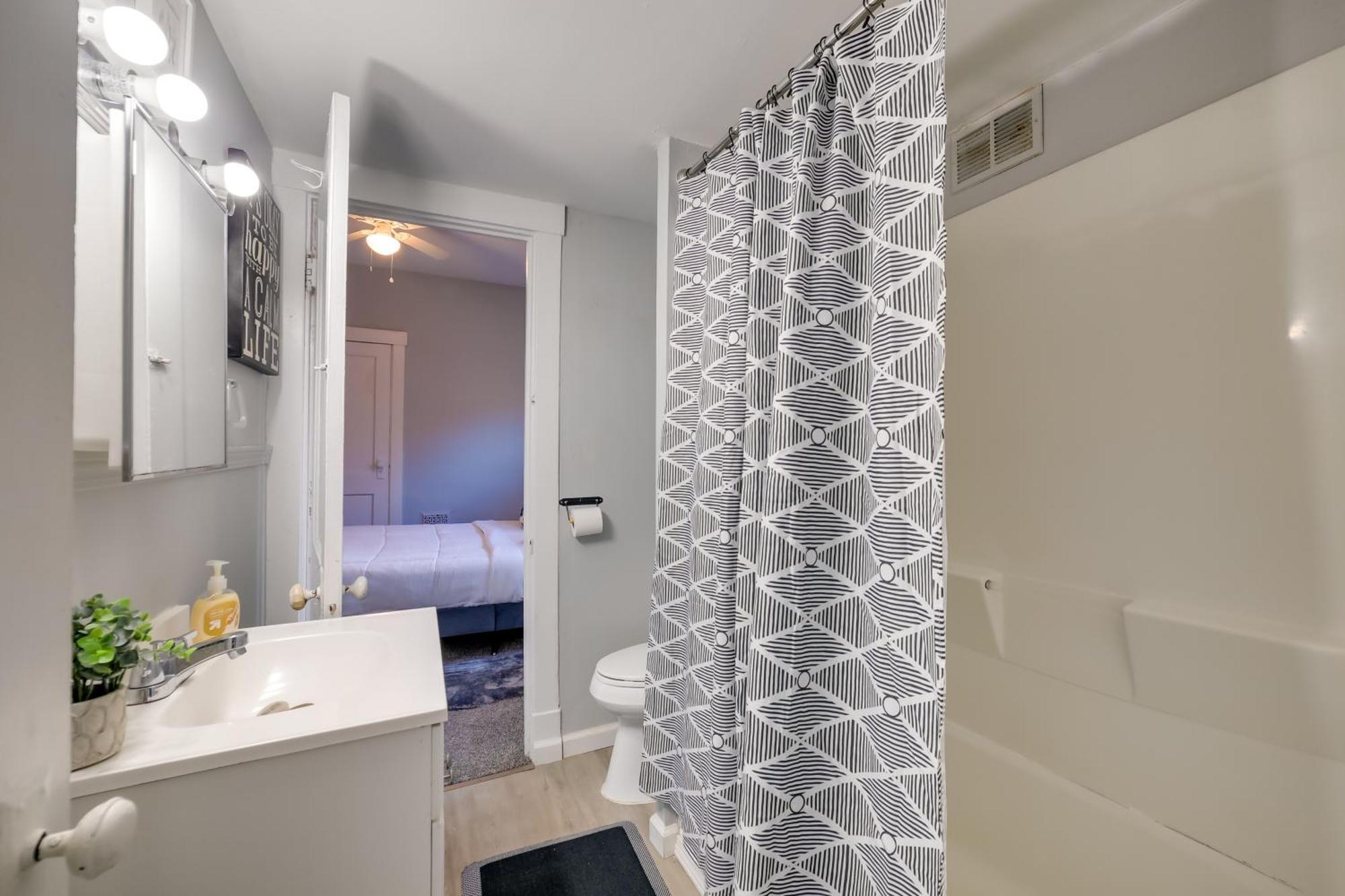Convenient 5 Mi To Downtown! *