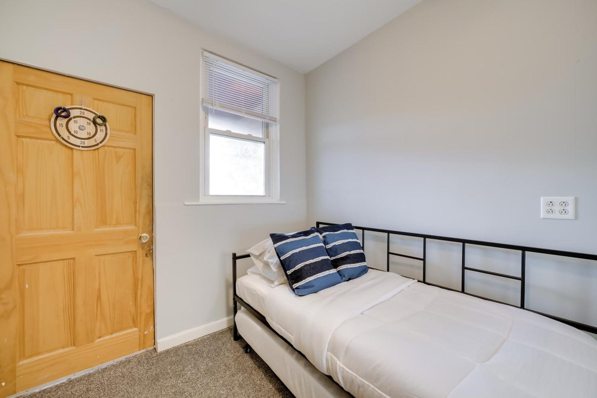 Convenient 5 Mi To Downtown!