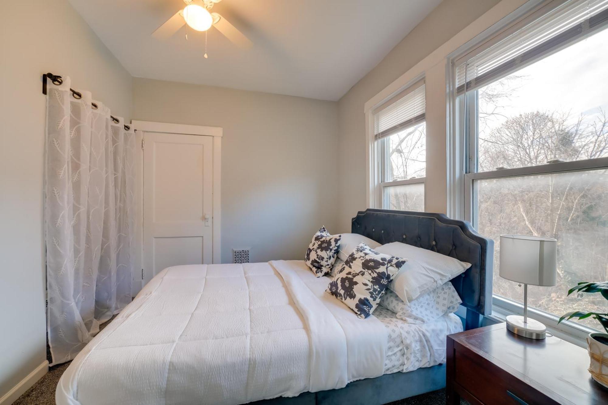 Convenient 5 Mi To Downtown!