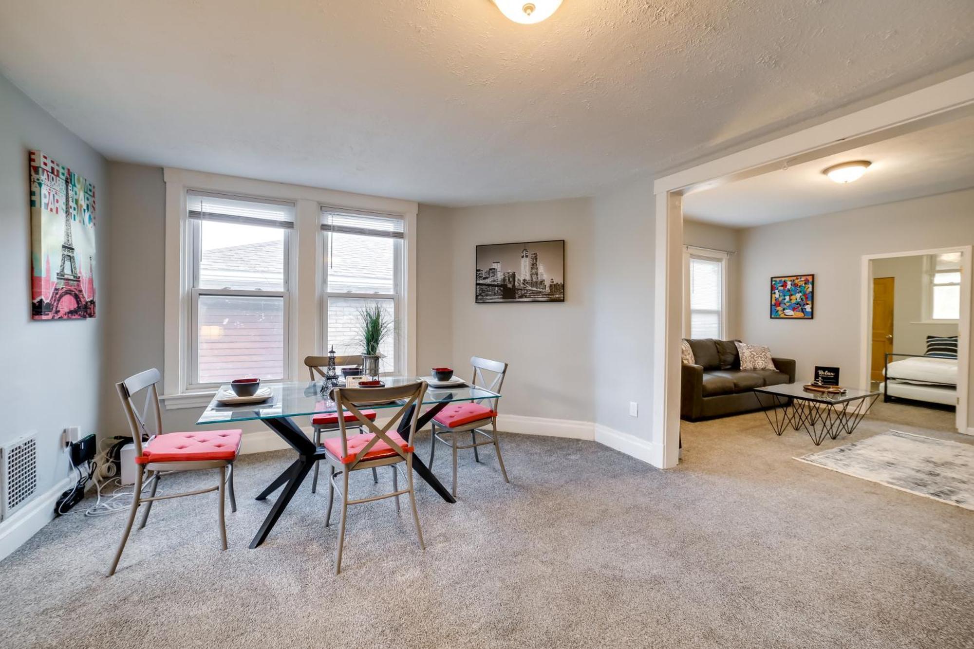 Convenient 5 Mi To Downtown! *