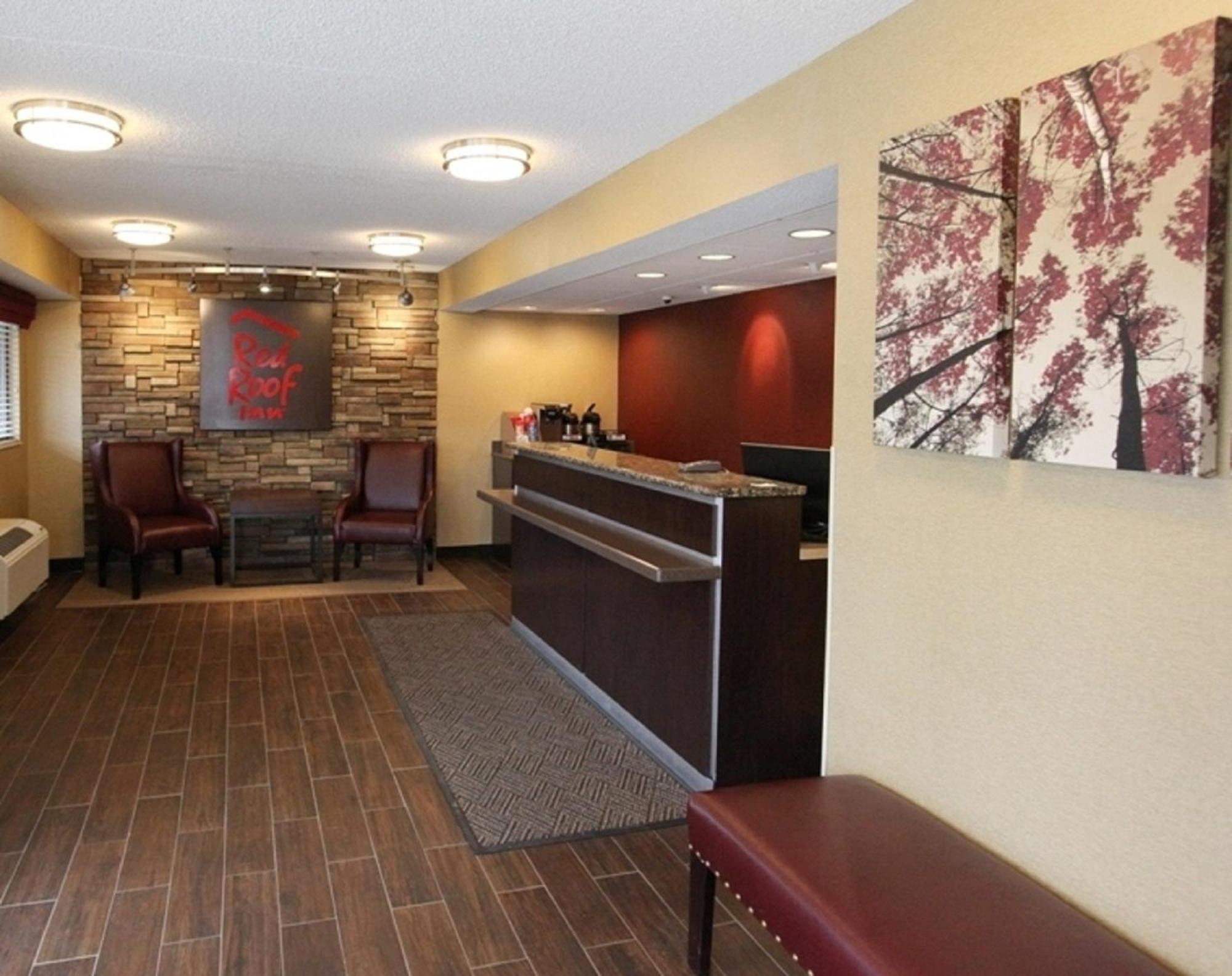 Red Roof Plus+ South - Airport Hotel 3*