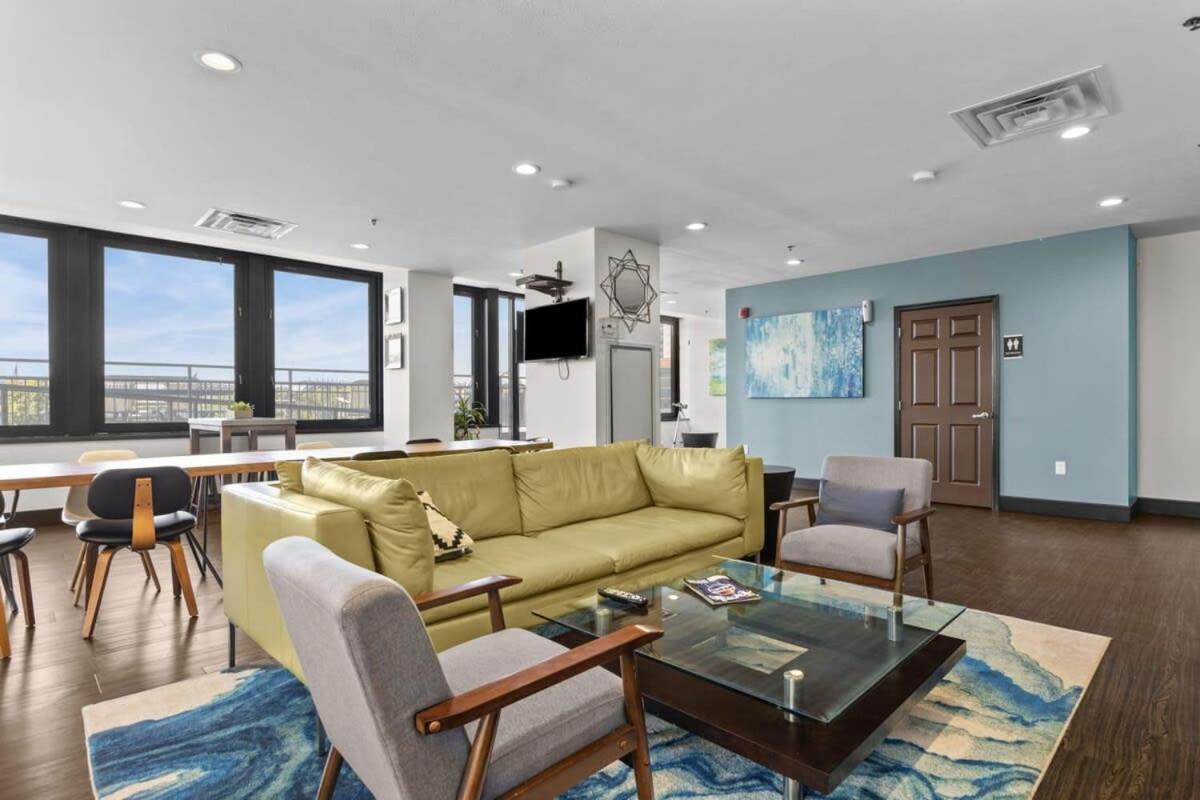 Sleek 2br Downtown Retreat With Gym Apartment *
