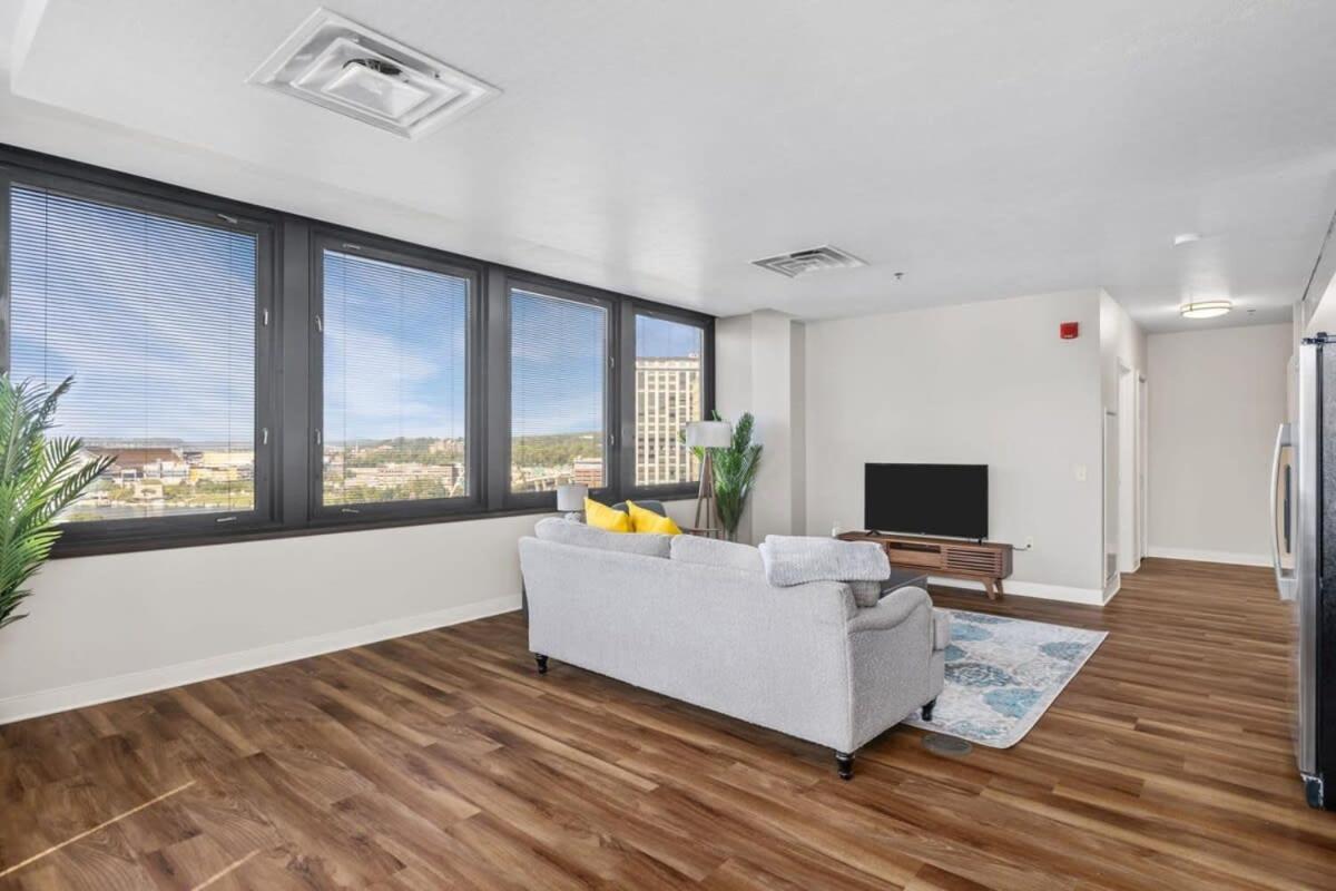 Sleek 2br Downtown Retreat With Gym Apartment Pittsburgh