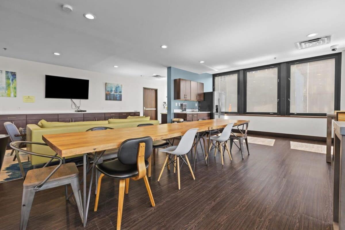 Sleek 2br Downtown Retreat With Gym Apartment