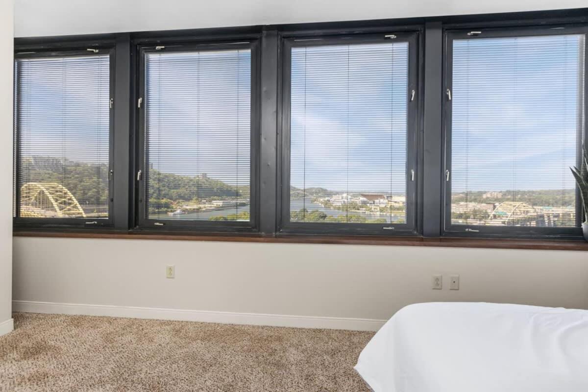 Apartment Sleek 2br Downtown Retreat With Gym