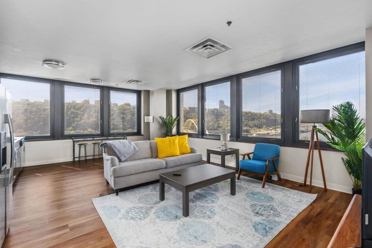 Apartment Sleek 2br Downtown Retreat With Gym *