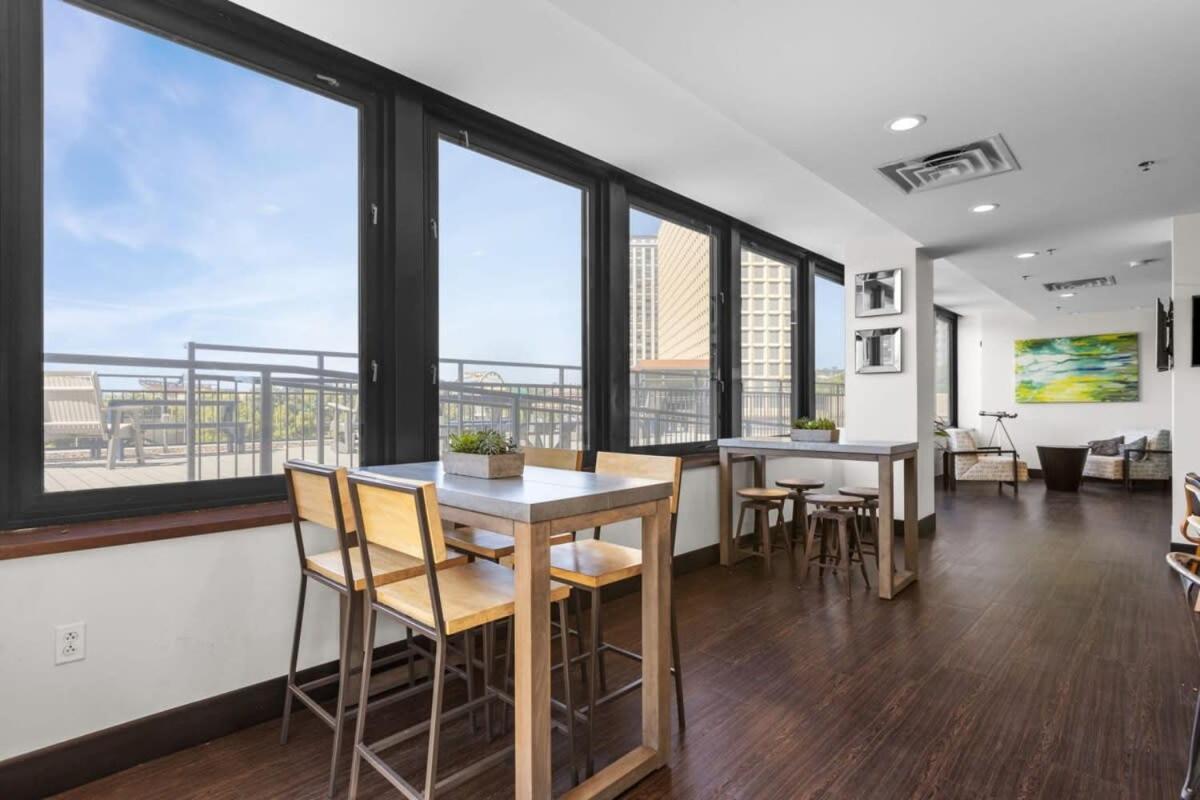 Sleek 2br Downtown Retreat With Gym *