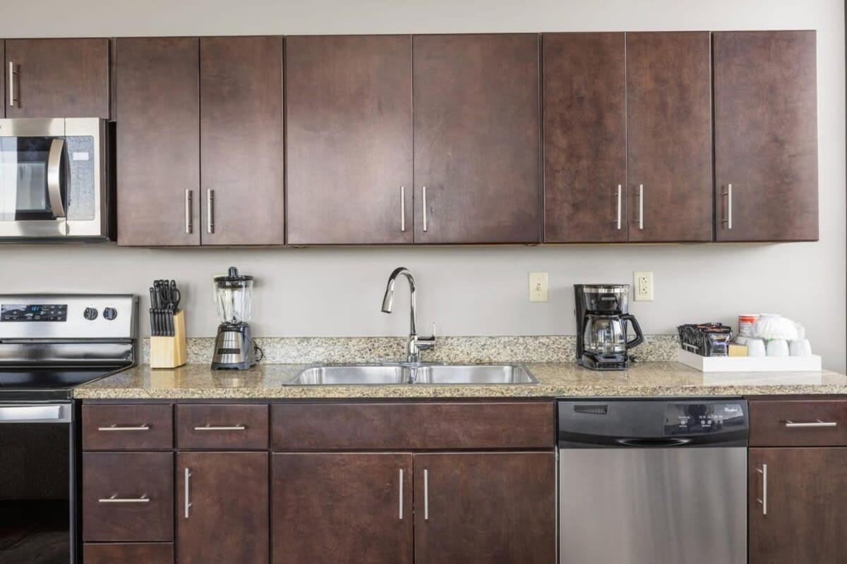 Sleek 2br Downtown Retreat With Gym Apartment *