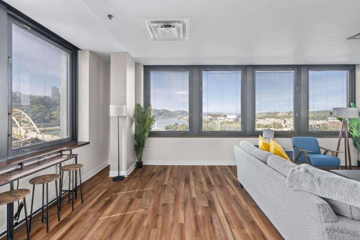 Sleek 2br Downtown Retreat With Gym Apartment *