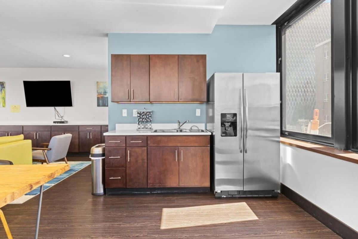 Sleek 2br Downtown Retreat With Gym Apartment *
