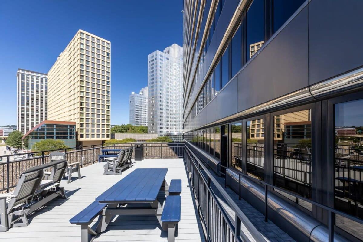 Apartment Sleek 2br Downtown Retreat With Gym *