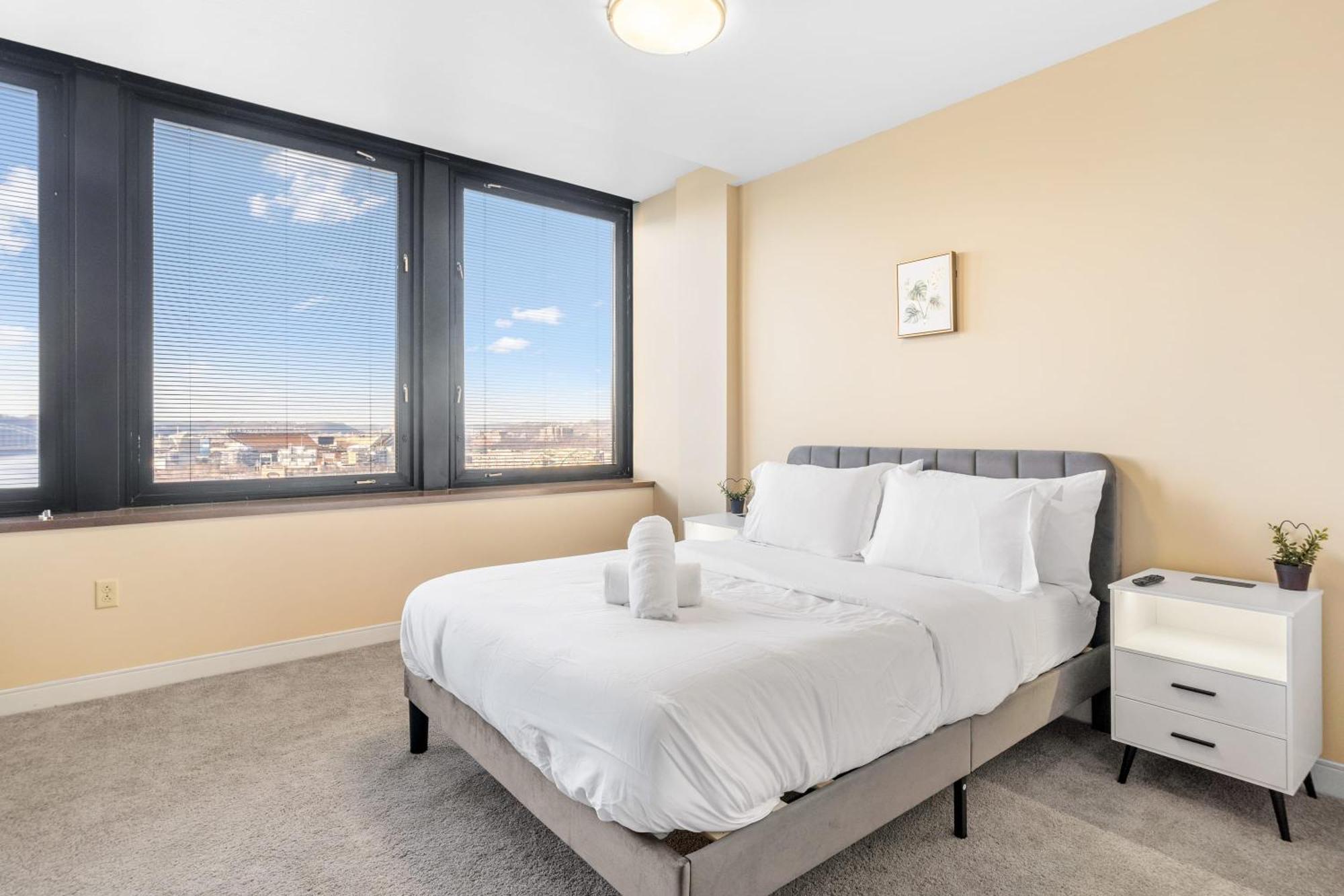 Luxury High Rise 1bd River Views Downtown * Pittsburgh